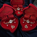 Conjunto de joyas dorado aleatorio con joyero de corazon.